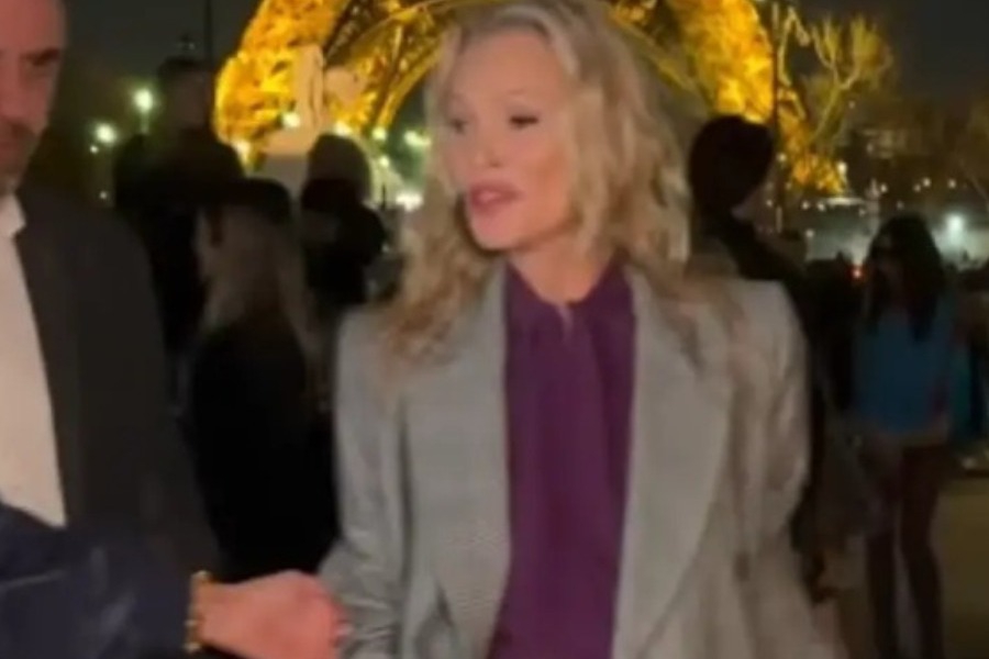 Κέιτ Μος: «Μην με ακουμπάτε» ‑ Η αντίδρασή της στην Εβδομάδα Μόδας στο Παρίσι που συζητήθηκε