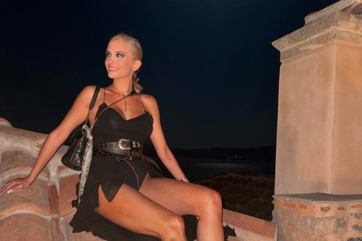 Υπό καταρρακτώδη βροχή τραγούδησε η Κατερίνα Λιόλιου στη Θεσσαλονίκη, δείτε το βίντεο