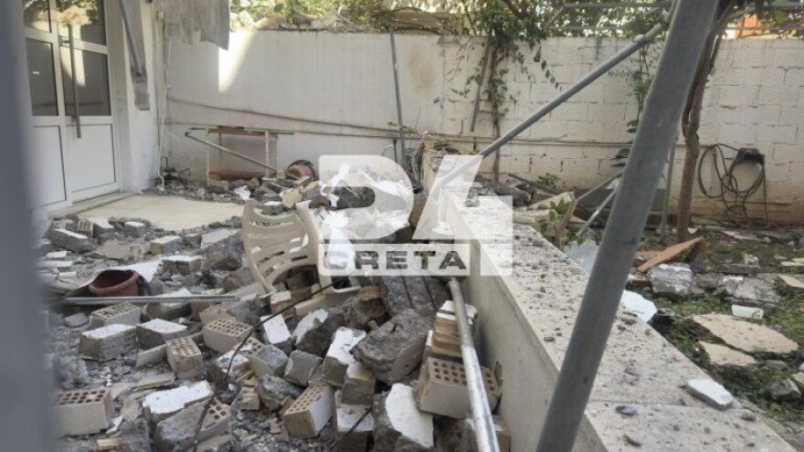 Κατέρρευσαν τμήματα από ταράτσα και μπαλκόνι πολυκατοικίας στο Ηράκλειο Κρήτης μέσα στη νύχτα, δείτε εικόνες και βίντεο