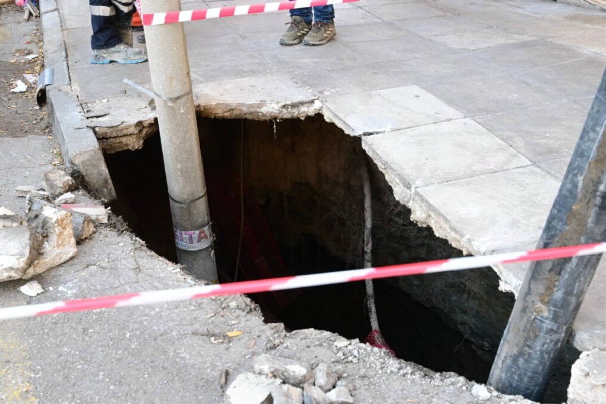 Καθίζηση οδοστρώματος στο Παγκράτι ‑ Διακοπή της κυκλοφορίας στη Βασ. Γεωργίου
