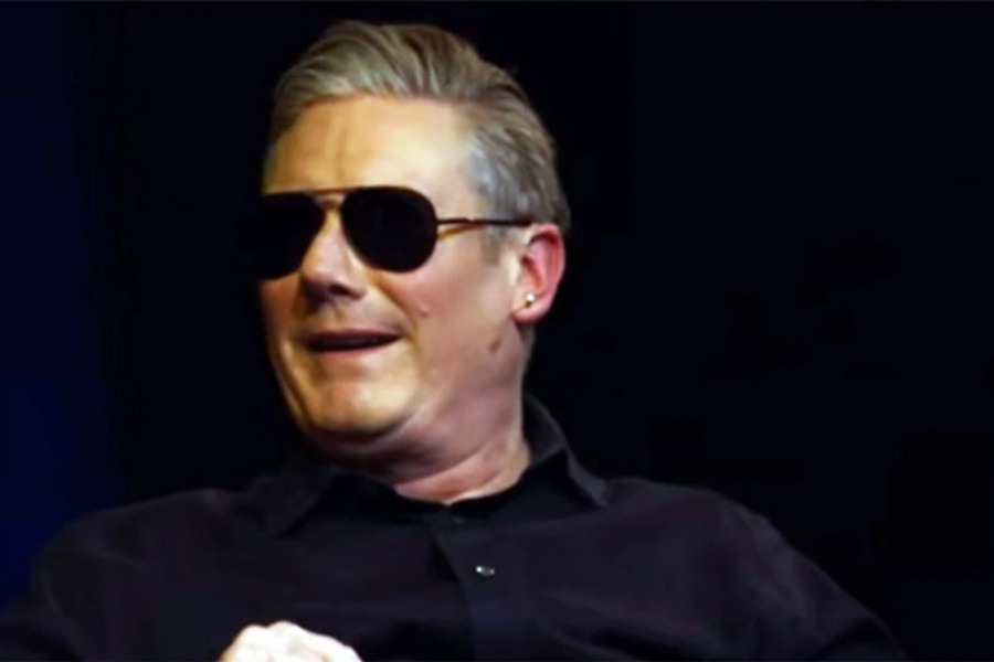 Το επικό τρολάρισμα του Στάρμερ στον Μακρόν: Φόρεσε μαύρα γυαλιά και άρχισε να μιλάει γαλλικά