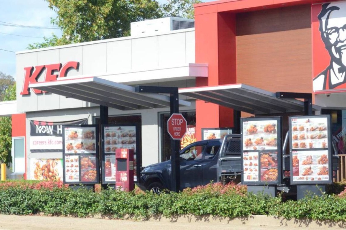 Απίστευτο περιστατικό : Ανδρας μαχαίρωσε εργαζόμενο των KFC, επειδή νευρίασε για τη σάλτσα που έβαλαν στην παραγγελία του - Σε βίντεο από τις κάμερες ασφαλείας του καταστήματος, φαίνεται ο 32χρονος να μαχαιρώνει πολλές φορές τον υπάλληλο, ενώ στη συνέχεια ο θείος του επιχει