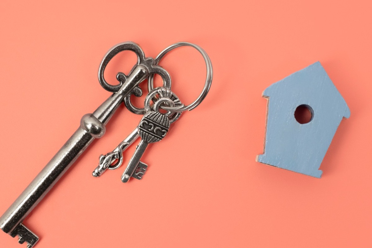 Φρένο στα ενοίκια από το 2026 – Πώς η κυβέρνηση θέλει να ρίξει τα ενοίκια με ανακαινίσεις και πλαφόν