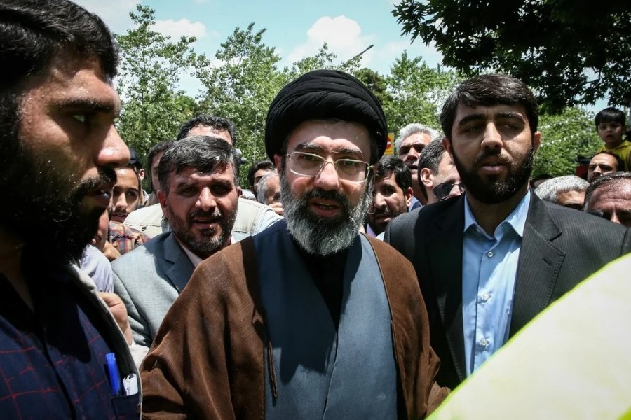 Διάδοχος Χαμενεΐ: Ποιος είναι ο γιος του, Μοτζτάμπα, που θεωρείται «πιο σκληροπυρηνικός από τον πατέρα του» - Το προφίλ του επικρατέστερου διαδόχου του Ιράν, Μοτζτάμπα Χαμενεΐ - Γιατί οι ΗΠΑ δεν θέλουν την εκλογή