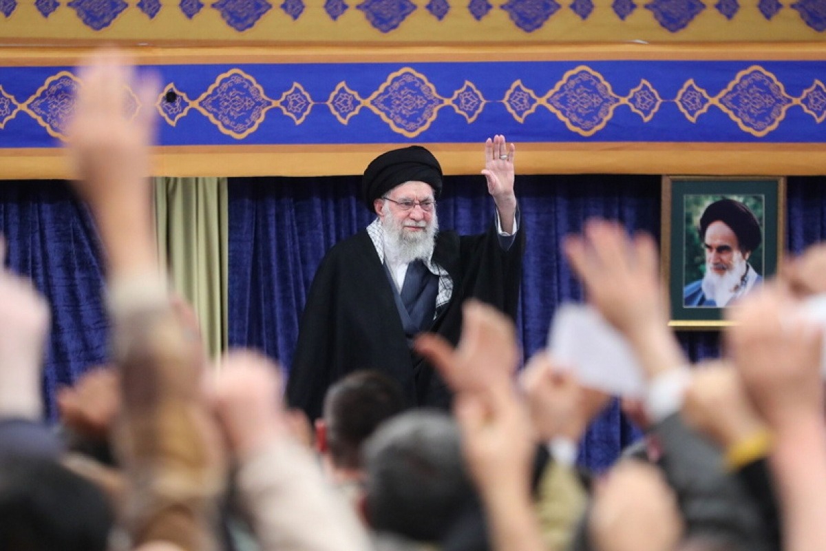 Χαμενεΐ: Ο αλαζόνας Τραμπ θα «πέσει» σαν τον Φαραώ και τον Σάχη, έχει τα χέρια του λερωμένα με αίμα - Αναφερόμενος στα επεισόδια στην Τεχεράνη και σε άλλες πόλεις, υποστήριξε ότι ομάδες ανθρώπων «με πρόθεση την καταστροφή» προκάλεσαν ζημιές σε κτίρια τ