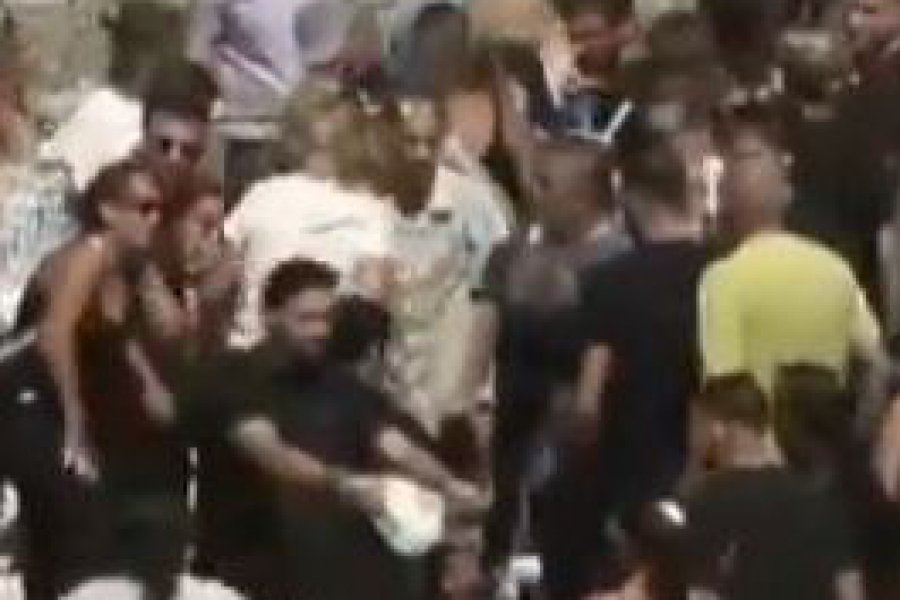 Κηδεία Γιώργου Μαζωνάκη: Σκαρφάλωσαν σε μνήματα στο Γ` Νεκροταφείο για να βλέπουν και τα έσπασαν - Δύο ή τρία άτομα βρέθηκαν πάνω στα μνήματα, τα οποία δεν άντεξαν το βάρος και την πίεση