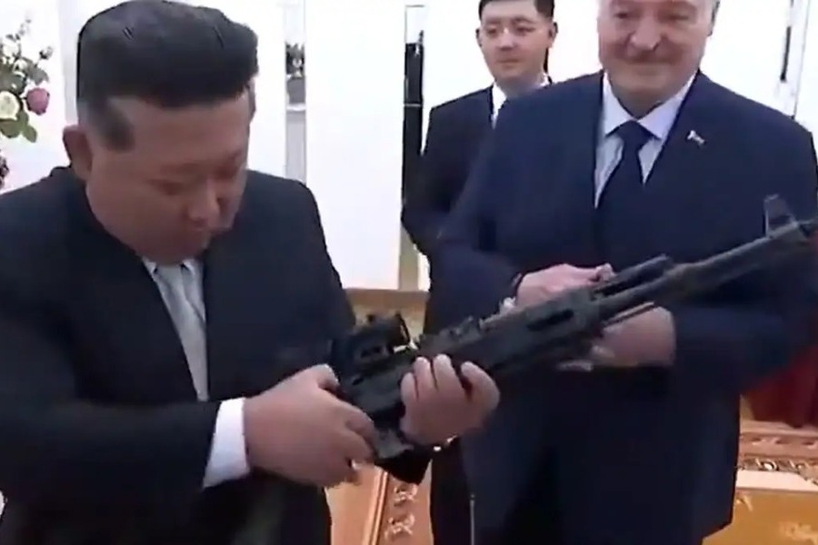 Ο Αλεξάντρ Λουκασένκο έκανε δώρο ένα τουφέκι στον Κιμ Γιονγκ Ουν: «Για παν ενδεχόμενο, αν εμφανιστούν εχθροί» - Ο πρόεδρος της Λευκορωσίας, Αλεξάντρ Λουκασένκο, πραγματοποίησε την πρώτη του επίσημη επίσκεψη στη Βόρεια Κορέα και συναντήθηκε με τον Πρόεδρο Κιμ Γιο