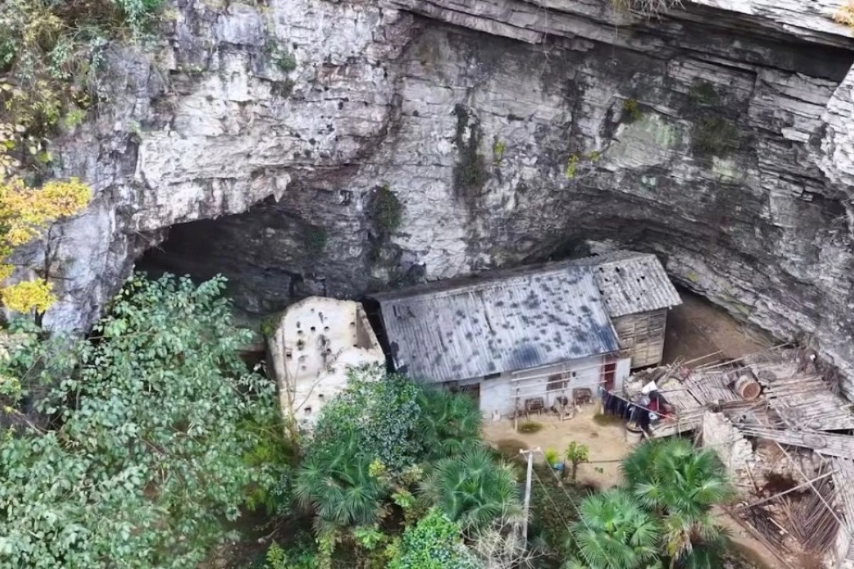 Ζει 50 χρόνια μέσα σε σπηλιά με ρεύμα και νερό - Παράτησε τον πολιτισμό - «Η μοναξιά δεν είναι πρόβλημα» - Ο Γιανγκ κατοικεί σε μια σπηλιά σε κινέζικα βουνά με δικό του νερό και ηλεκτρικό ρεύμα και διατηρεί μια αυτάρκη ζωή μακριά από τον υπόλοιπο κόσμο