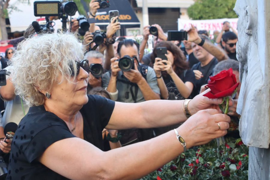 Κόκκινο τριαντάφυλλο άφησε η Μάγδα Φύσσα στο μνημείο του Παύλου, σε εξέλιξη συγκέντρωση στο Κερατσίνι, βίντεο και φωτογραφίες - Συγγενείς, φίλοι, άνθρωποι που γνώριζαν τον Παύλο Φύσσα αλλά και πλήθος κόσμου που συγκλονίστηκε από τη δολοφονία, η οποία σημειώθηκε στις 18 Σεπτεμβρ