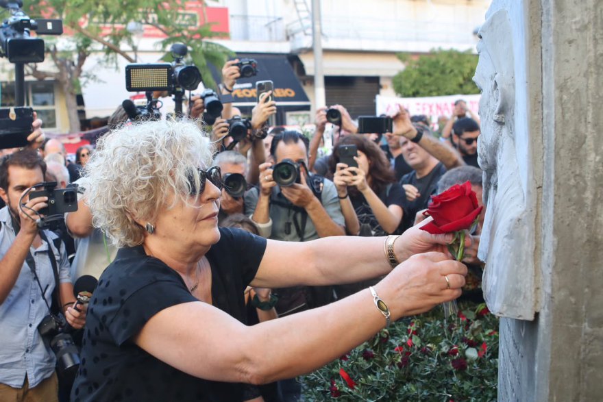 Κόκκινο τριαντάφυλλο άφησε η Μάγδα Φύσσα στο μνημείο του Παύλου, σε εξέλιξη συγκέντρωση στο Κερατσίνι, βίντεο και φωτογραφίες
