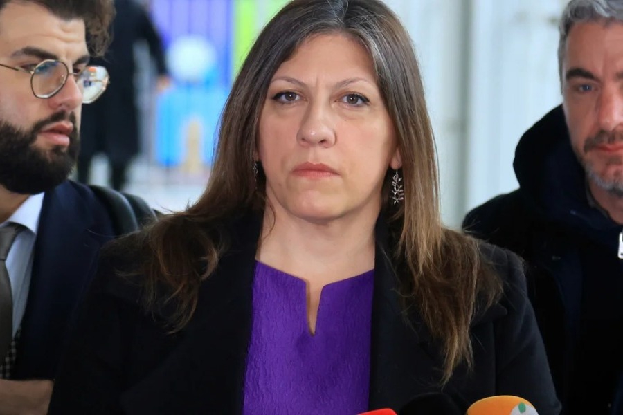 «Δηλώνω αποχή, έχω δεχθεί πολλές προσβολές», λέει η πρόεδρος στη δίκη για τα βίντεο των Τεμπών - Σοβαρό επεισόδιο, διαμαρτυρίες της Ζωής Κωνσταντοπούλου