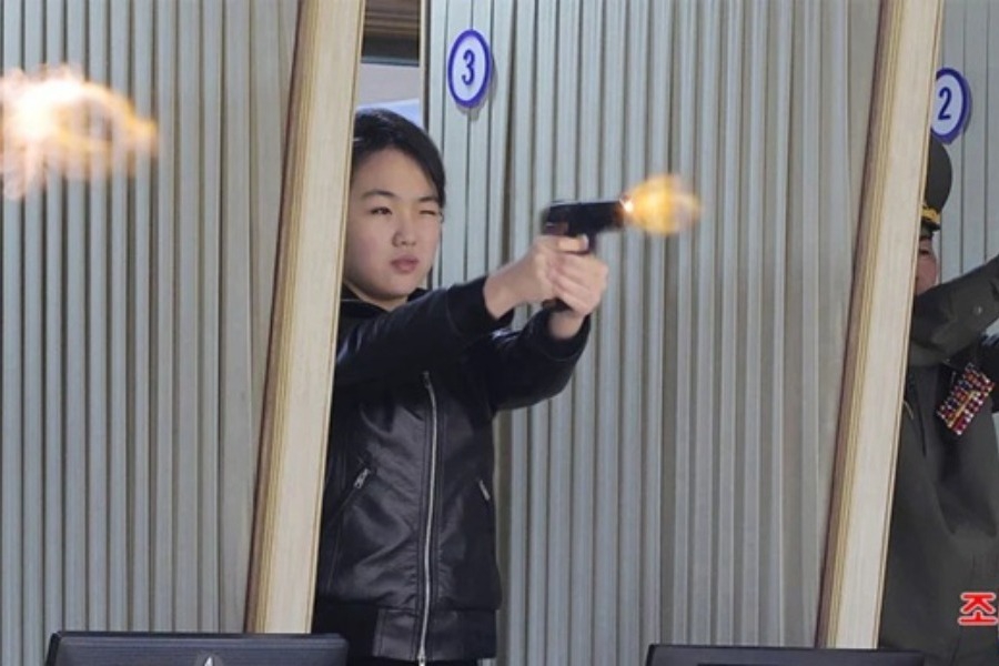 Η Πιονγκγιάνγκ δημοσίευσε φωτογραφία που δείχνει την κόρη του Κιμ Γιονγκ Ουν να πυροβολεί με πιστόλι