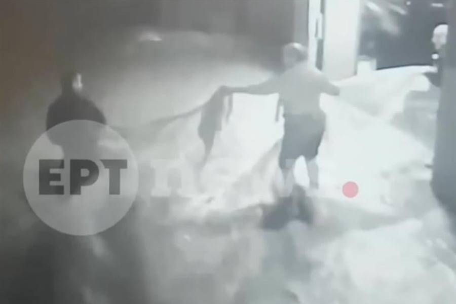 Κορωπί: Αστυνομικός έσωσε ηλικιωμένους φτιάχνοντας σκοινί από σεντόνια - «Δεν σε αφήνω»