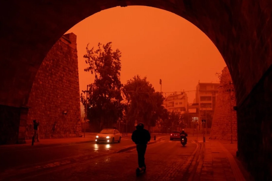 Γιατί ο ουρανός της Κρήτης βάφτηκε κόκκινος; Η επιστημονική εξήγηση πίσω από το σκηνικό - Ειδικοί εφιστούν την προσοχή όταν οι συγκεντρώσεις αφρικανικής σκόνης ξεπερνούν το προβλεπόμενο όριο