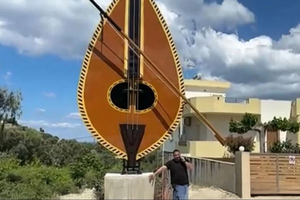 Γιγάντια λύρα 10 μέτρων στην Κρήτη διεκδικεί ρεκόρ Γκίνες - Στα Πιτσίδια Ηρακλείου, κοντά στα Μάταλα, η εντυπωσιακή κατασκευή του Μιχάλη Ζουριδάκη διεκδικεί τον τίτλο της μεγαλύτερης κρητικής λύρας στον κόσμο
