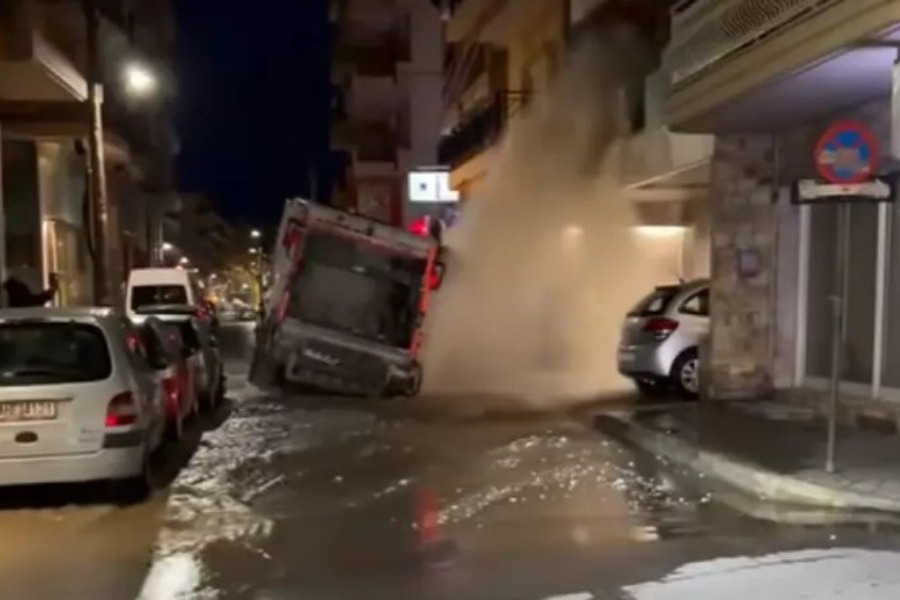 Απορριμματοφόρο στην Ξάνθη βούλιαξε από καθίζηση στον δρόμο έσπασε αγωγό και τα νερά έφτασαν μέχρι τον πρώτο όροφο πολυκατοικίας