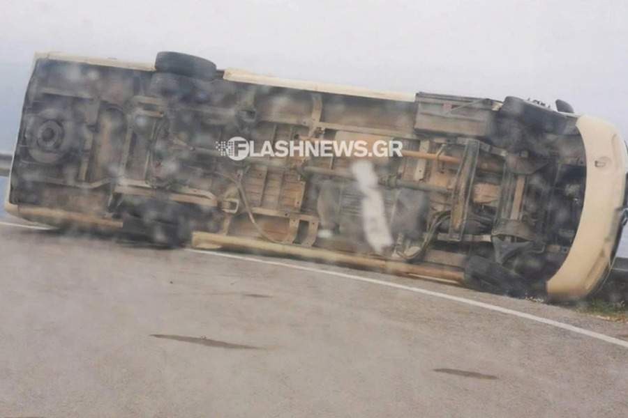 Λεωφορείο του ΚΤΕΛ ντελαπάρισε στην Κρήτη από τους θυελλώδεις ανέμους - Οι άνεμοι έχουν προκαλέσει σημαντικά προβλήματα