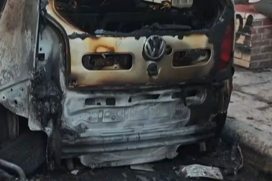 Ηλεκτρικό σκούτερ εξερράγη στην Κυψέλη και κατέστρεψε ολοσχερώς ένα ΙΧ - Ένα ΙΧ έγινε στάχτη στην Κυψέλη αφού ηλεκτρικό σκούτερ σταθμευμένο δίπλα του τυλίχθηκε στις φλόγες