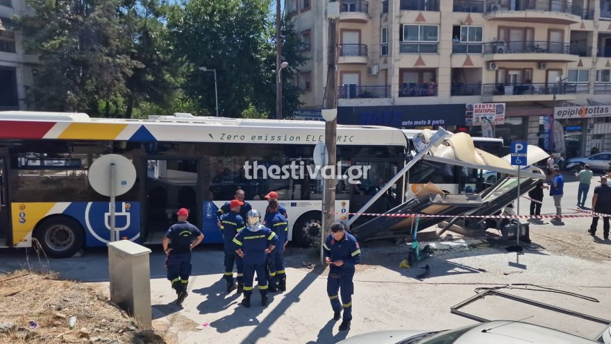 Λεωφορείο έπεσε σε στάση στη Νεάπολη Θεσσαλονίκης, τέσσερις τραυματίες
