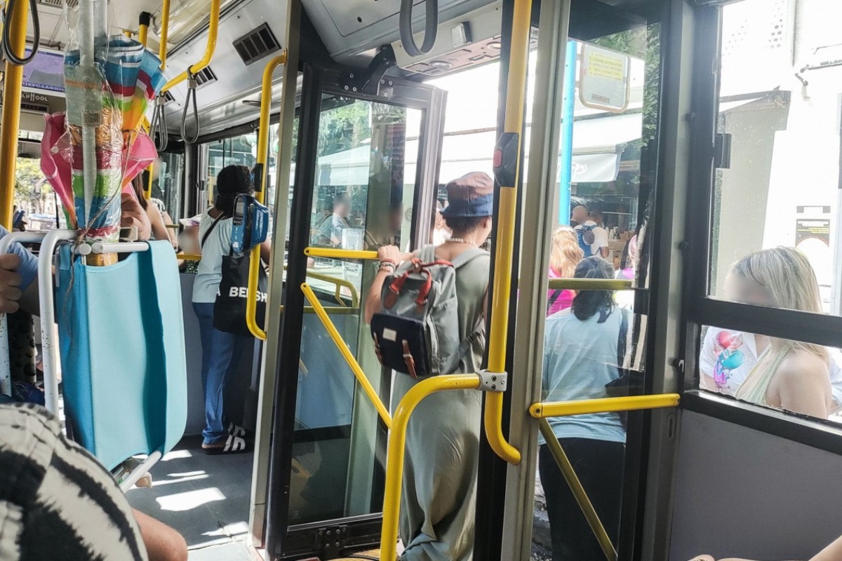 Αγριο ξύλο μέσα σε αστικό λεωφορείο ‑ Επιβάτες «πιάστηκαν» στα χέρια