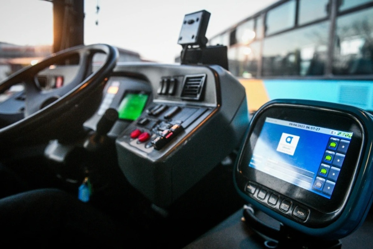 Σε διαθεσιμότητα οδηγός λεωφορείου στην Αθήνα επειδή έτρωγε στο τιμόνι