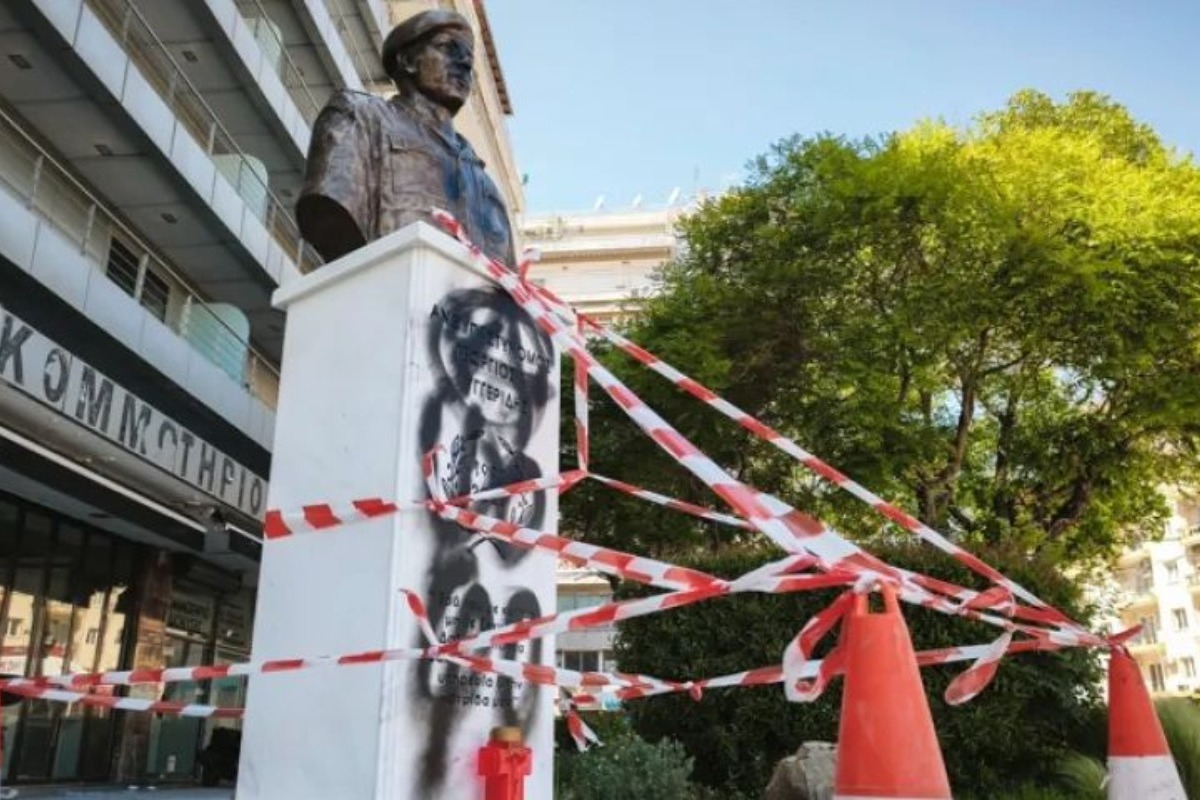 Θεσσαλονίκη: Βανδάλισαν την προτομή του Λυγγερίδη, του αστυνομικού που δολοφονήθηκε στου Ρέντη - «Χθες το βράδυ κάποια αρρωστημένα μυαλά προχώρησαν σε αυτή την εμετική πράξη. Εμείς ήδη έχουμε προχωρήσει σε όλες τις απαραίτητες ενέργειες για να απο