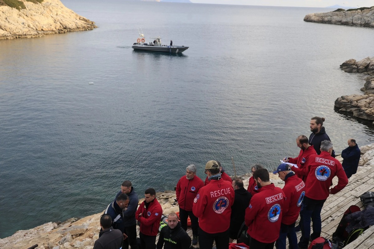 Λιμανάκια Βουλιαγμένης: Βρέθηκαν βατραχοπέδιλο και φιάλη οξυγόνου στο «Πηγάδι του Θανάτου»