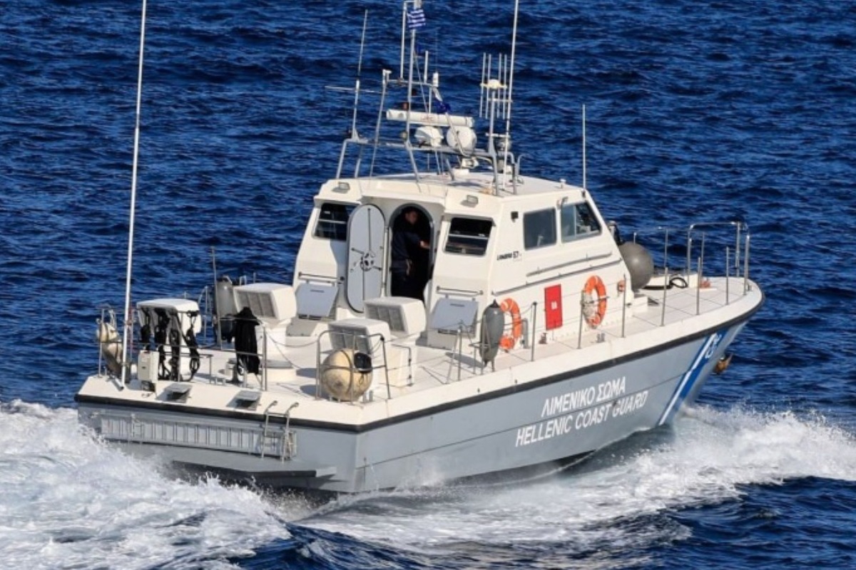 Καμένα Βούρλα: Βυθίστηκε σκάφος με τρεις επιβάτες ‑ Σώθηκαν από το λιμενικό