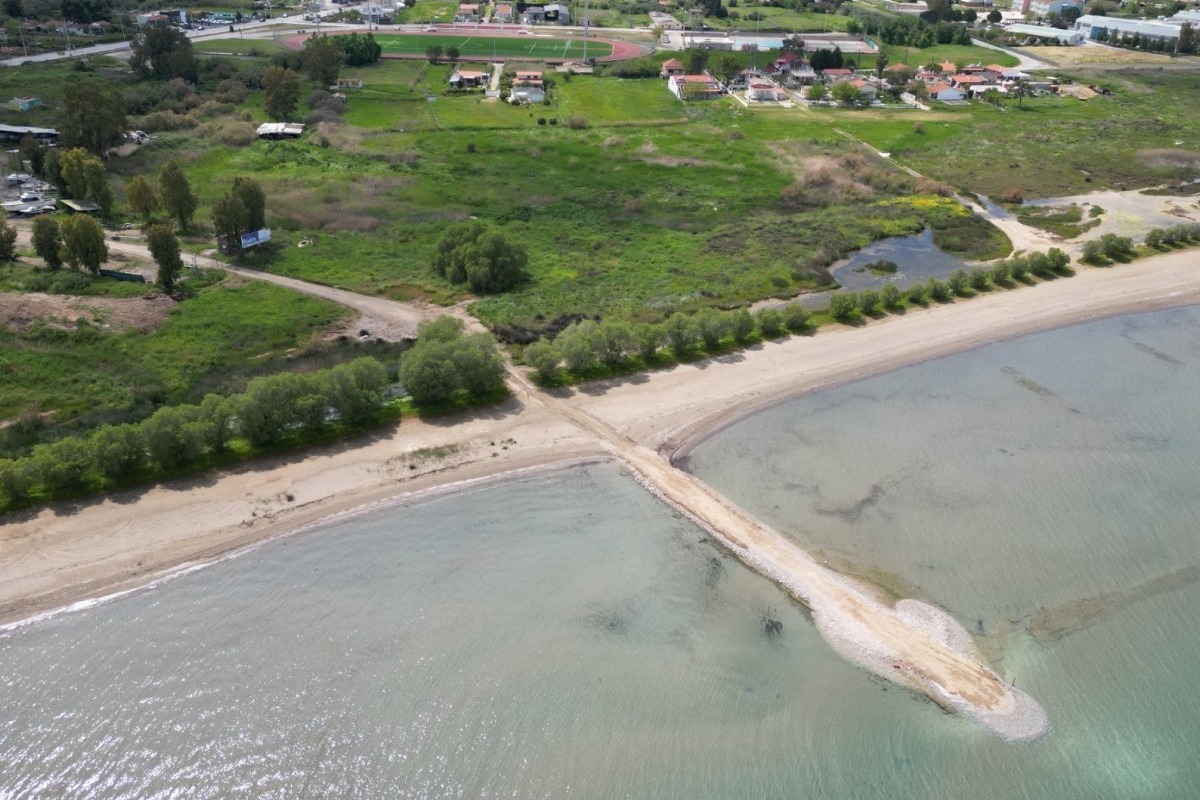 Περιβαλλοντικό έγκλημα στη Σκάλα Ωρωπού: Έριξαν μπάζα και άνοιξαν δρόμο 60 μέτρων μέσα στη θάλασσα