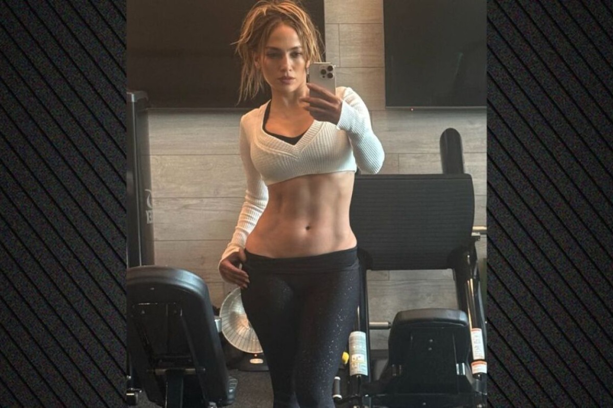 Οι απίστευτοι κοιλιακοί της 56χρονης Τζένιφερ Λόπεζ