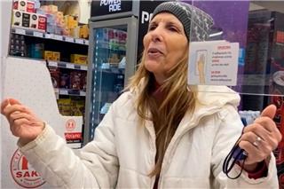 Κατερίνα Στανίση: Ποιο τραγούδι είπε στο ταμείο σούπερ μάρκετ στον Κολωνό και αποθεώθηκε!