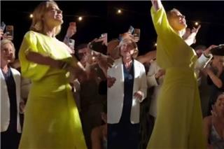 Τζένη Μπαλατσινού: Χόρεψε ζεϊμπέκικο στον γάμο της κόρης της Αμαλίας και έκλεψε τις εντυπώσεις