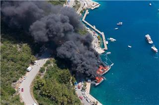 Παξοί: Συνελήφθη πλοίαρχος για τη φωτιά δύο τουριστικών σκαφών ‑ Προκλήθηκε θαλάσσια ρύπανση
