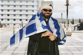 Eurovision 2026: Αναχώρησε ο Akylas για Βιέννη – Οι δηλώσεις του και τα προγνωστικά για το Ferto