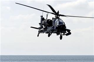 Κατάρριψη ή λάθος; Μυστήριο πίσω από την πτώση του αμερικανικού Apache στα Στενά του Ορμούζ
