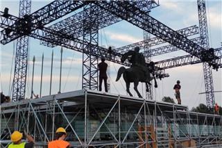 Θεσσαλονίκη: Θύελλα αντιδράσεων για τη σκηνή του Ρέμου μπροστά στον Μεγάλο Αλέξανδρο ‑ Τι ζητούν Δήμος και βουλευτής