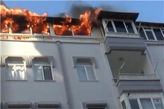 Δραματική επιχείρηση διάσωσης σε φλεγόμενο διαμέρισμα στην Αττάλεια: Βγήκαν στο περβάζι για να σωθούν, δείτε βίντεο