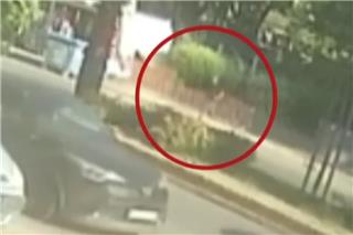 Βίντεο ‑ ντοκουμέντο από την απόδραση φυλακισμένου στον Κορυδαλλό: Ο 48χρονος τρέχει και οι σωφρονιστικοί τον καταδιώκουν