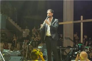 Ο Αρης Μουγκοπέτρος έπαιξε ξανά κλαρίνο ‑ ένα χρόνο μετά τον ακρωτηριασμό του