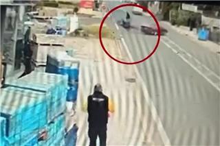 «Λιποθύμησα κατευθείαν, εκείνος έβαλε πρώτη και έφυγε» λέει ο 18χρονος για το τροχαίο στην Αρτέμιδα ‑ Υποχρεωτική πορεία δεξιά αγνόησε ο οδηγός του ΙΧ