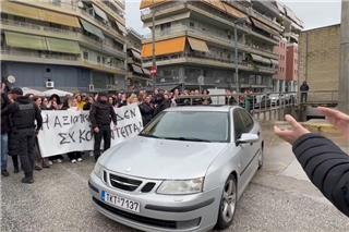 Με χειροκροτήματα και επευφημίες από εργαζόμενους η έξοδος του ιδιοκτήτη της «Βιολάντα» από τα δικαστήρια
