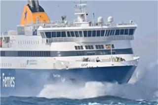 Blue Star Naxos: Μάχη με 7 μποφόρ για να δέσει στη Νάξο - Δείτε το βίντεο