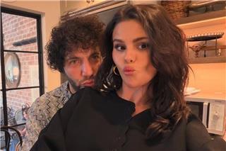 Σάλος στα social media: Ο Benny Blanco φίλησε το στήθος της Selena Gomez δημόσια