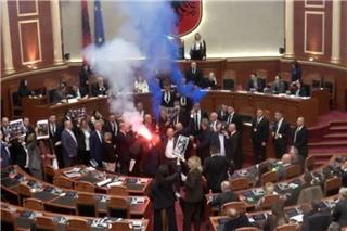 Χάος στη Βουλή της Αλβανίας: Βουλευτές άναψαν καπνογόνα και διέκοψαν συνεδρίαση - Δείτε βίντεο
