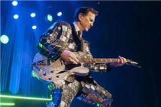 Δεν είναι απλά μια ακόμα συναυλία: Ο Chris Isaak φέρνει το πιο αισθησιακό live του καλοκαιριού
