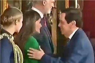 Βασίλισσα Λετίθια: Πρέσβης της Δομινικανής Δημοκρατίας παραβίασε το πρωτόκολλο προσπαθώντας να τη φιλήσει