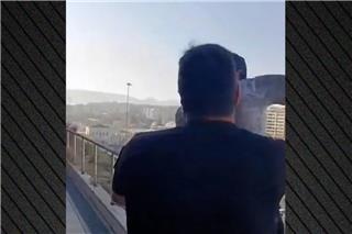 Αστυνομικοί έσωσαν άνδρα που ήταν έτοιμος να πηδήξει από τον 6ο όροφο – Συγκλονιστικό βίντεο