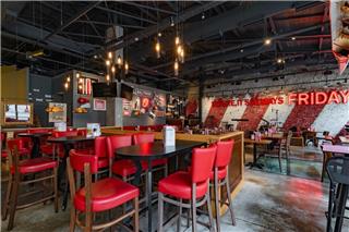 TGI FRIDAYS LOFT Καπνικαρέας: Stand-up comedy, Quiz και Karaoke στο νέο πρόγραμμα
