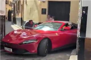 Σεβίλλη: Ατζαμής οδηγός σφήνωσε Ferrari 210.000 ευρώ σε σοκάκι - Τα φαρμακερά σχόλια