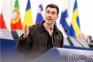 Ο Φειδίας Παναγιώτου αποποιείται τη βουλευτική έδρα στην Κύπρο και τη «χαρίζει» στον αμφιλεγόμενο μέντορά του